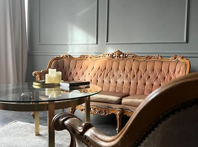 Daisy\'S Secret Apartment